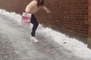 (VIDEO) URNEBESNO: Ova "dama" po ledu izgleda kao pijani surfer!