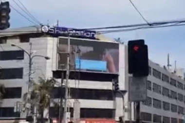 (VIDEO) Pustili pornić na bilbordu, morao da reaguje GRADONAČELNIK!