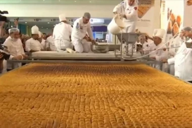 (VIDEO) NJAM, NJAM: Pogledajte najveću baklavu na svetu!