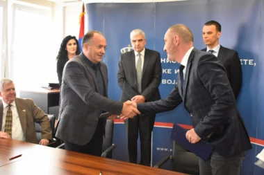 (FOTO) Potpisan ugovor o donaciji 75 računara za PISA testiranje