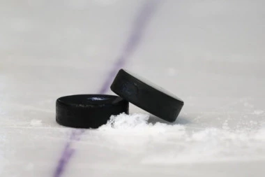 (VIDEO) Hokej ne pamti ovakvu dramu: NHL igač doživeo infarkt na utakmici!