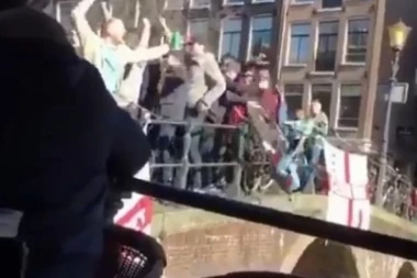(VIDEO) HAOS U AMSTERDAMU: Pijani Englezi se tukli sa policijom i bacali bicikle u reku