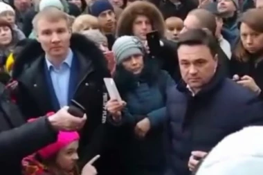 (VIDEO) HIT SNIMAK: Devojčica "rezala grkljan" ruskom guverneru