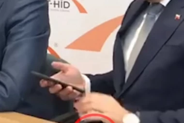 (VIDEO) SKANDAL NA KONFERENCIJI: PREMIJERU ISPALA KESICA BELOG!