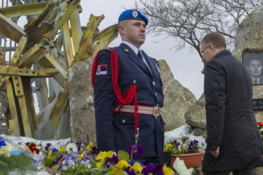 Obeležena godišnjica NATO bombardovanja na Straževici: Stefanović i Antić položili vence