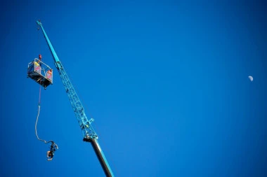 JEZIVA SMRT! Devojka poginula kada je skočila sa "bandžija": Dečko posmatrao užasnu scenu