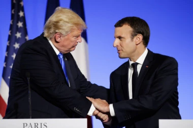 TRAMP PORUČIO MAKRONU: UZ TEBE SMO