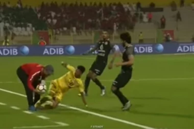 (VIDEO) Ne zna gde bije: Uleteo klizeći u trenera i dobio crveni karton!