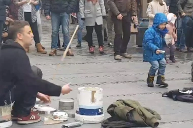 (VIDEO) KAPA DOLE, MAJSTORE: Ovaj mladić je "krivac" za gužvu u centru BG