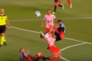ARGENTINSKI FUDBAL: Roditelji sklanjali decu od huligana: Brutalan šut u lice na terenu