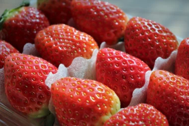 PAPRENO SKUPE, A "PLASTIČNE": Kilogram jagoda u Beogradu i do 600 dinara!