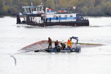 PAKAO NA VODI: Izgubio kontrolu nad čamcem, pokosio sve pred sobom, pa se zakucao u Zemunski kej!