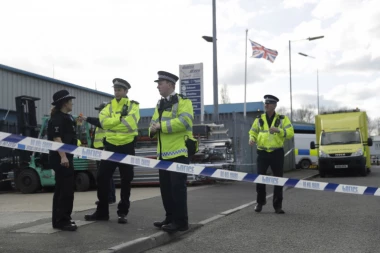 HAOS U MANČESTERU: Mladić mačem nasrnuo na policajca, odmah uhapšen