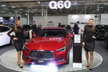 (FOTO) ZVERI I HOSTESE OSTAVLJAJU BEZ DAHA: Premijerni automobili blistaju na Sajmu automobila