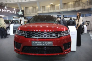 (VIDEO) ZA NEVERICU! Promoterka startovala kola na Beogradskom sajmu i ZAKUCALA SE U DRUGO VOZILO!