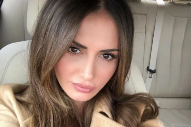 (FOTO) Fanovi u transu! Emina Jahović raširila noge, pokazala koliko je razgibana!