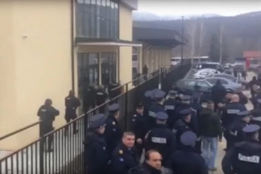Zbog hapšenja Đurića SRBI NA KOSOVU LOME IZLOGE, ČUJU SE PUCNJI U MITROVICI!