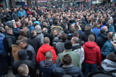 NA KOSOVU I DALJE HAOS: Policijske patrole na sve strane legitimišu prolaznike, KOLONA KAMIONA STOJI NA JARINJU!