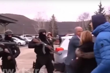 (VIDEO) GOLIM RUKAMA NA NIŠAN TERORISTA: Hrabri Srbin pesnicama udario na Tačijeve specijalce