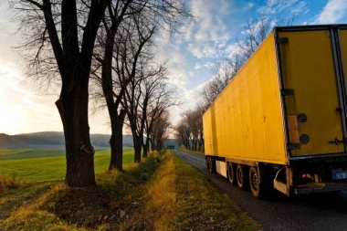 Prvi kamion sa robom iz Srbije ušao na Kosovo nakon ukidanja takse na sirovine