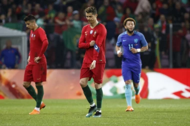 (VIDEO) Probao da ga uteši zbog poraza: NAVIJAČ UMALO POLJUBIO RONALDA U USTA!