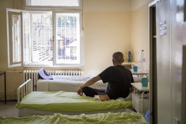 INCIDENT U GORNJOJ TOPONICI: Psihijatrijski bolesnik skočio sa terase