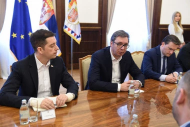 (FOTO) PRVI PUT U JAVNOSTI POSLE HAPŠENJA: Marko Đurić na sastanku sa Vučićem!