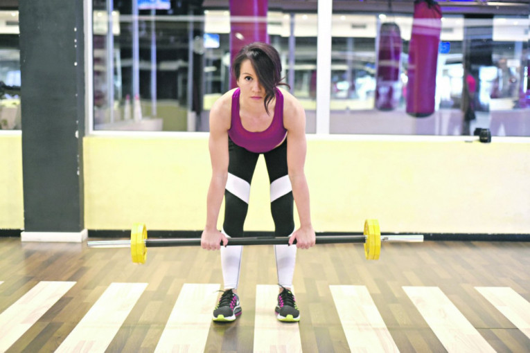 VEŽBA 2 (korak 2) - Spuštamo se dole, istežemo zadnju ložu maksimalno. Leđa su prava. U ekstenziji nagore stežemo zadnju ložu i zadnjicu i ispravljamo se u početni položaj