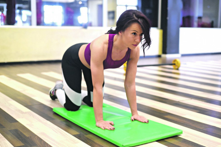 VEŽBA 3 - Zanoženje u stavu na šakama (leg side) - zadnjica i bokovi (korak 1) - Kreće se iz početnog položaja, gde je telo oslonjeno na šake i kolena