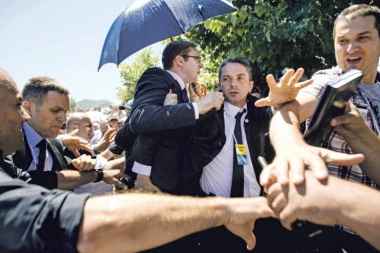 SRAMOTA KOJA TRAJE SEDAM GODINA! Svi ćute i niko nije sankcionisan za atentat na Vučića u Srebrenici!
