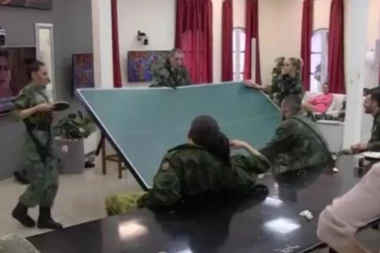 SKANDAL U ZADRUZI: Lepi Mića prso skroz!