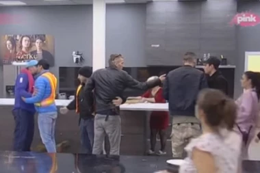 SKOČIO NA MIKIJA JEDVA GA OBUZDALI: Tuča u "Zadruzi"!