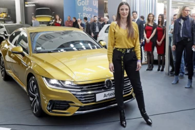 (VIDEO / FOTO) Ivana Španović na Sajmu automobila: ZLATNA KOLA ZA ZLATNU IVANU!