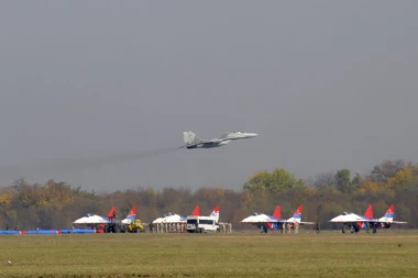 (VIDEO) ŠIPTARI PRETRNULI OD STRAHA: Srpski borbeni avioni nadleću Preševo!