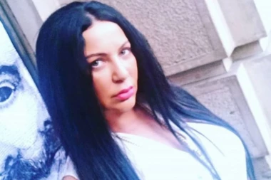 (FOTO) ŠTA JOJ SE DESILO?! Stoja se IZOBLIČILA: Popustili joj SILIKONI, BEZ ŠMINKE NEPREPOZNATLJIVA!