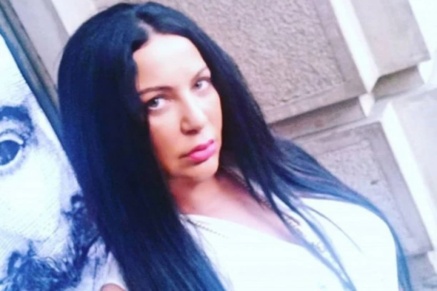 (FOTO) ŠTA JOJ SE DESILO?! Stoja se IZOBLIČILA: Popustili joj SILIKONI, BEZ ŠMINKE NEPREPOZNATLJIVA!