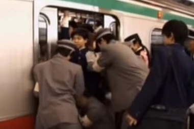 (VIDEO) Ovi ljudi u uniformama su plaćeni da UGURAJU LJUDE U VOZ!