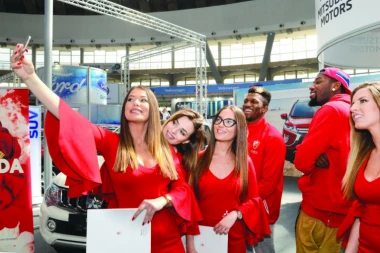 Zvezdini košarkaši na sajmu: LESOR I ENIS ZALUDELI LEPOTICE!