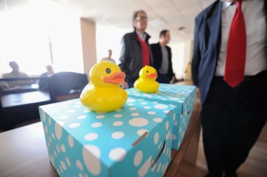 ŽUTA PATKICA TRUJE DECU: Oprez, opasne gumene igračke za kupanje