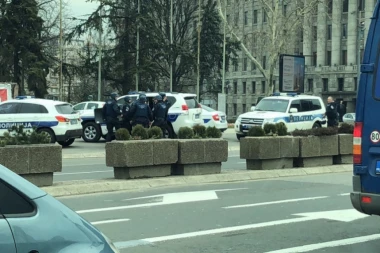 (FOTO) DRAMA ISPRED SKUPŠTINE: Čovek pretio pištoljem, pa uhapšen!