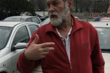 (FOTO) OVO JE ČOVEK KOJI JE PRETIO PIŠTOLJEM ISPRED SKUPŠTINE!