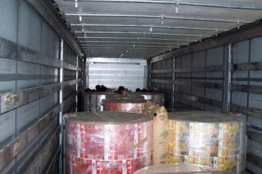 ŠOK NA CARINI: Između ambalaža je virilo 12 LJUDSKIH GLAVA!