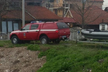 PAKAO U NIŠU: TINEJDŽER (17) UPAO U LEDENU NIŠAVU, SVI GA TRAŽE!