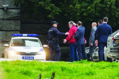 Drama ispred Skupštine u Beogradu: PRETIO DA ĆE SE RAZNETI ZBOG SUDSKOG SPORA?