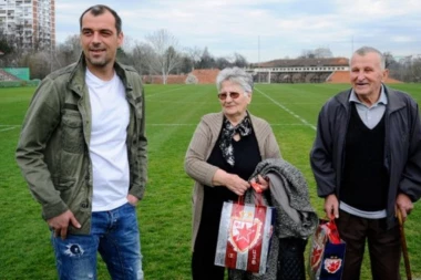 (VIDEO) Kapiten Zvezde dočekao dobitinike stana u Beogradu!