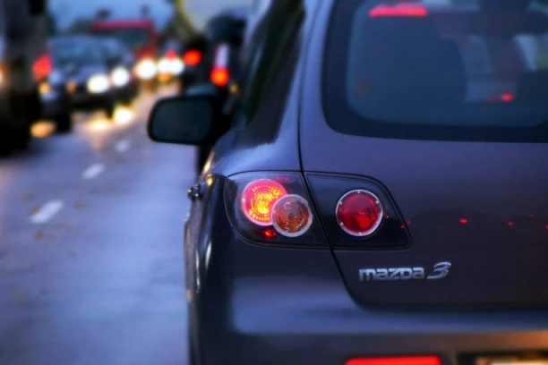 (VIDEO) ŠOK, ŠOK, ŠOK! Čovek vozio u suprotnom smeru na auto-putu u Beogradu, za dlaku izbegnuta tragedija!