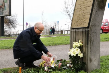 Gradonačelnik položio venac na spomen obeležje Olegu kojeg su ubile NATO BOMBE!
