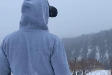 DEVOJKA POKUŠALA DA MU ZAPALI AUTOMOBIL, Aca preživeo PAKAO!