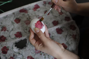 Evo kako se farbaju jaja na Vaskrs, a ova slova obavezno treba da pišu na njima