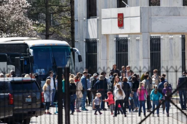 DIPLOMATE OTPUTOVALE UZ POZNATI RATNI MARŠ: Proterani Rusi pevali o hrabrim Srpkinjama